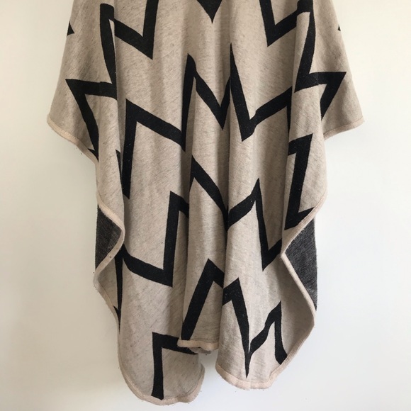 Host Pick 🎀 M Boutique Cozy Abstract Print Shawl - Picture 4 of 5